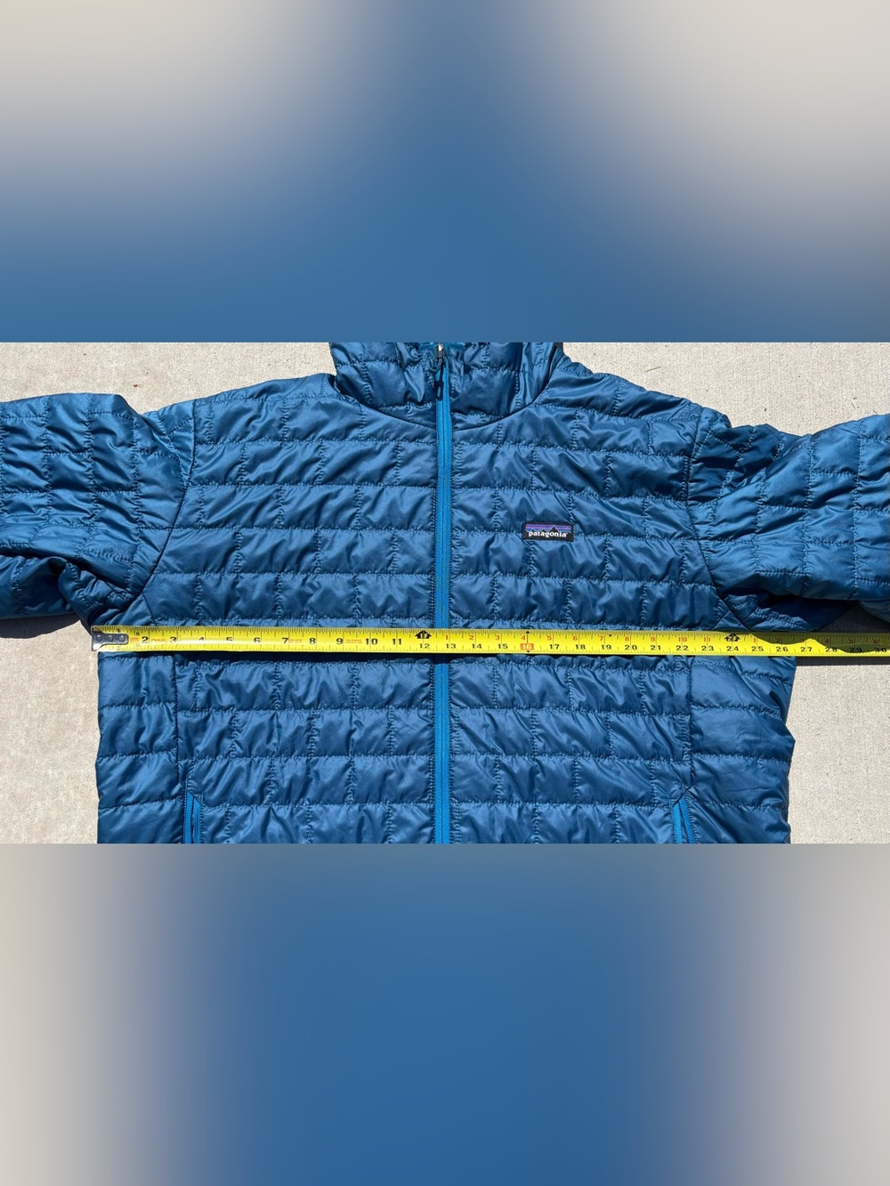 Patagonia Men's Lightweight Hooded Puffer Jacket - Picture 2 of 6